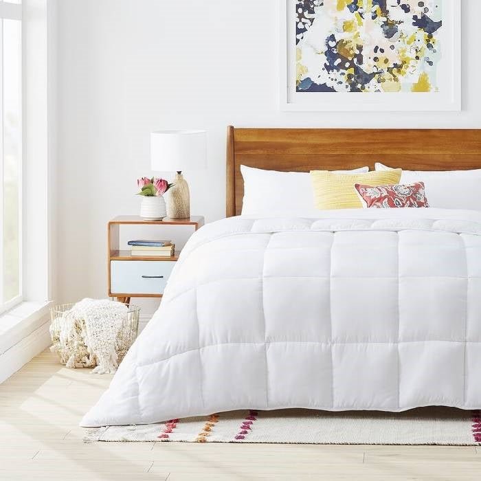 King Size Cozy All Seasons Plush White Polyester Down Alternative Comforter - Image 2
